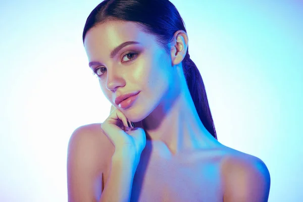 Mujer modelo de alta moda en luces brillantes de colores posando en el estudio — Foto de Stock