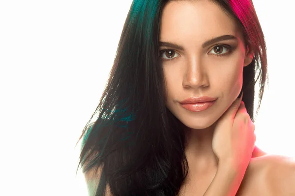 Mujer modelo de alta moda en luces brillantes de colores posando en el estudio — Foto de Stock
