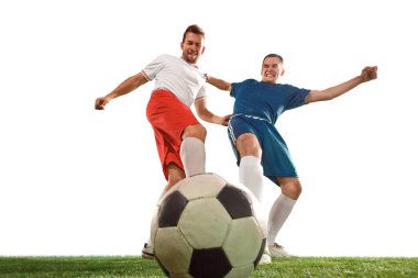 Beyaz arka plan üzerinde top için mücadele futbol oyuncuları