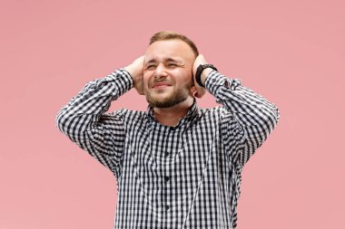 Kazanan başarı adam mutlu kendinden geçmiş bir kazanan olmak kutluyor. Dinamik enerjik görüntü erkek modeli