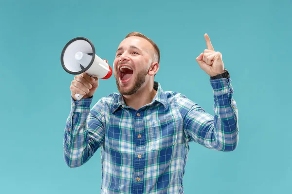 Homem fazendo anúncio com megafone — Fotografia de Stock