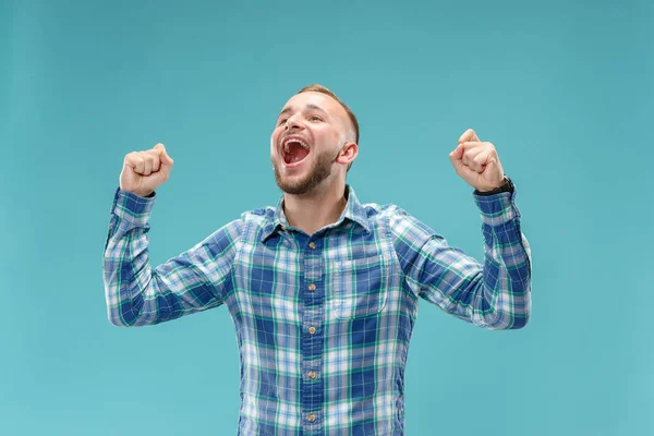 Ganhar o sucesso homem feliz extático celebrando ser um vencedor. Imagem energética dinâmica do modelo masculino — Fotografia de Stock