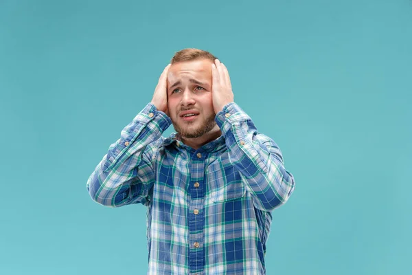 Bonito homem em estresse isolado em azul — Fotografia de Stock