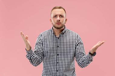 Güzel erkek varoluş portre üzerinde pembe studio backgroud izole.