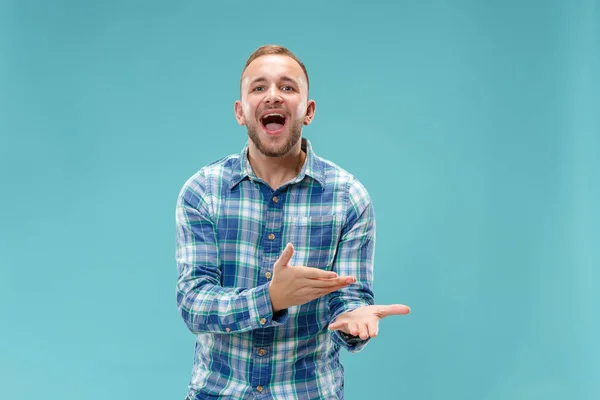 Vackra manliga Halvlångt porträtt isolerad på blå studio backgroud. — Stockfoto