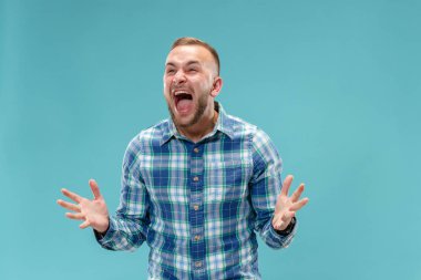Genç duygusal kızgın adam stüdyo arka planda çığlık