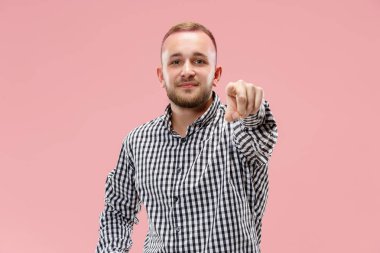 Mutlu iş adamı sen üzerine gelin ve istediğiniz, yarı uzunluk portre portre pembe bir arka plan üzerinde.