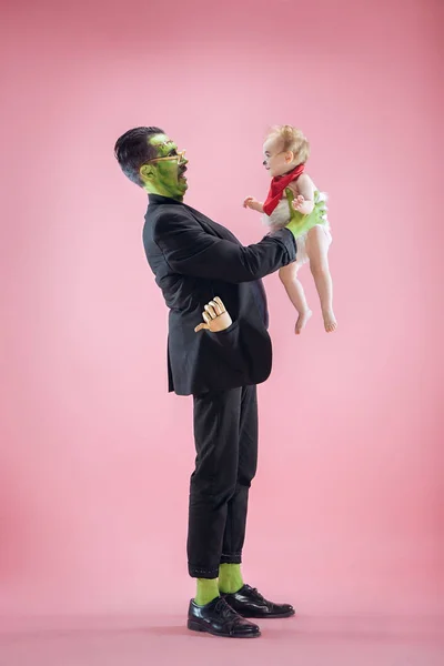 Família Halloween. Feliz pai e crianças menina em traje de Halloween e maquiagem — Fotografia de Stock