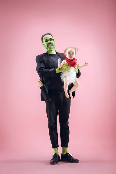 Familia Halloween. Feliz padre y niña con disfraz y maquillaje de Halloween — Foto de Stock