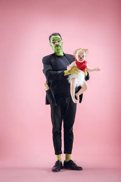 Familia Halloween. Feliz padre y niña con disfraz y maquillaje de Halloween — Foto de Stock