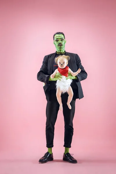 Halloween rodziny. Szczęśliwy ojciec i dzieci dziewczynka w Halloween kostiumy i makijaż — Zdjęcie stockowe