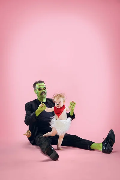 Keluarga Halloween. Happy Father and Children Girl in Halloween Costume and Makeup — Stok Foto