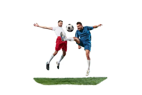 Fußballer kämpfen vor weißem Hintergrund um den Ball — Stockfoto