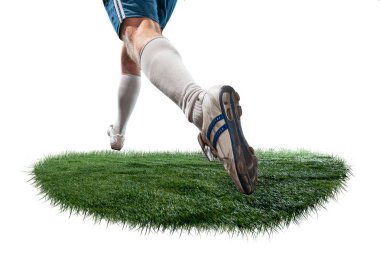 Beyaz arka plan üzerinde top için mücadele futbolcu