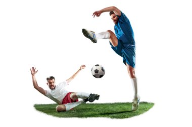 Beyaz arka plan üzerinde top için mücadele futbol oyuncuları