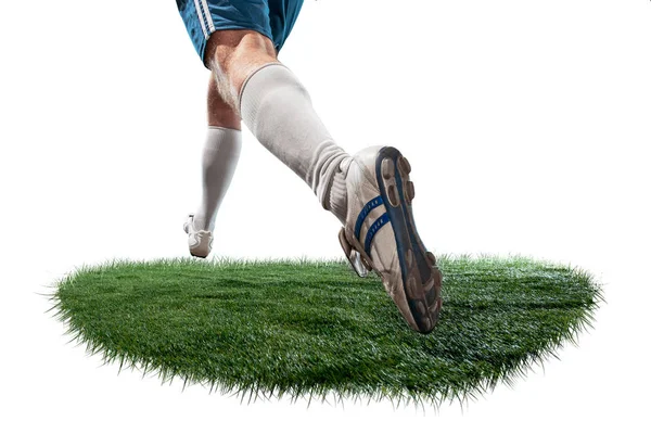 Jogador de futebol abordando para a bola sobre fundo branco — Fotografia de Stock