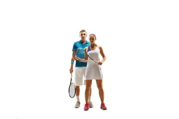 Kaukasiska man och kvinna som tennisspelare poserar isolerad på vit bakgrund — Stockfoto