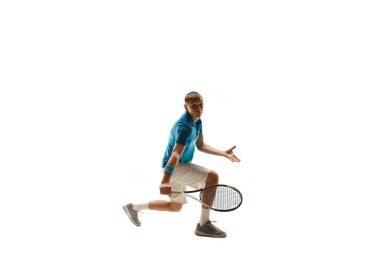 Beyaz arka plan üzerinde izole tenisçi oynayan bir beyaz adam