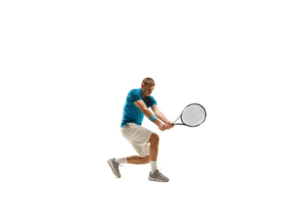 Un homme caucasien jouant au tennis isolé sur fond blanc — Photo