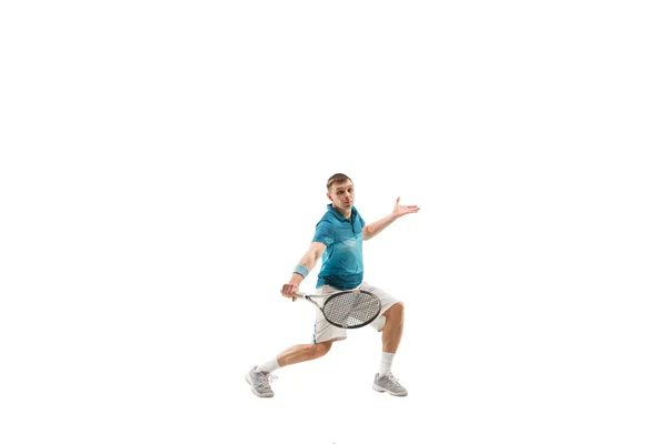 Un homme caucasien jouant au tennis isolé sur fond blanc — Photo