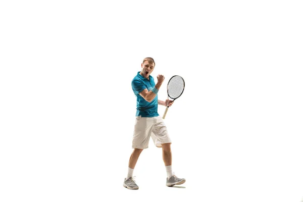 Un hombre caucásico jugando al tenis aislado sobre fondo blanco —  Fotos de Stock