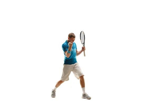 Un homme caucasien jouant au tennis isolé sur fond blanc — Photo