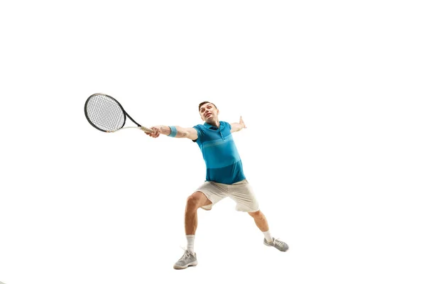 Un hombre caucásico jugando al tenis aislado sobre fondo blanco —  Fotos de Stock