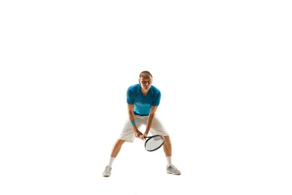 Yksi valkoihoinen mies pelaa tennispelaaja eristetty valkoisella taustalla — kuvapankkivalokuva