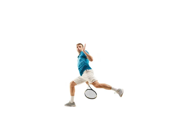 Un hombre caucásico jugando al tenis aislado sobre fondo blanco —  Fotos de Stock