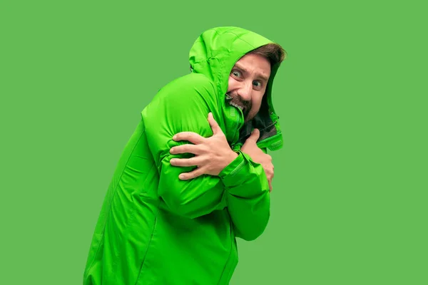 Yeşil izole sakallı yakışıklı genç — Stok fotoğraf