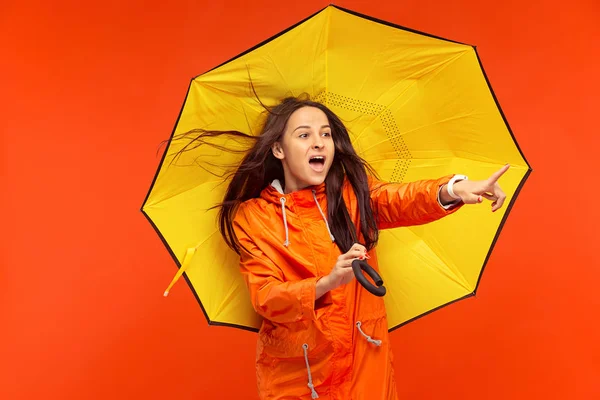 La joven posando en el estudio en chaqueta de otoño aislado en rojo —  Fotos de Stock