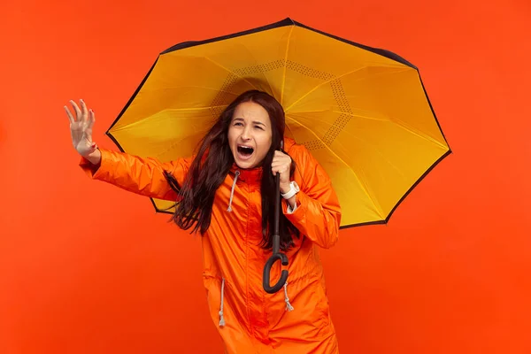 La joven posando en el estudio en chaqueta de otoño aislado en rojo —  Fotos de Stock