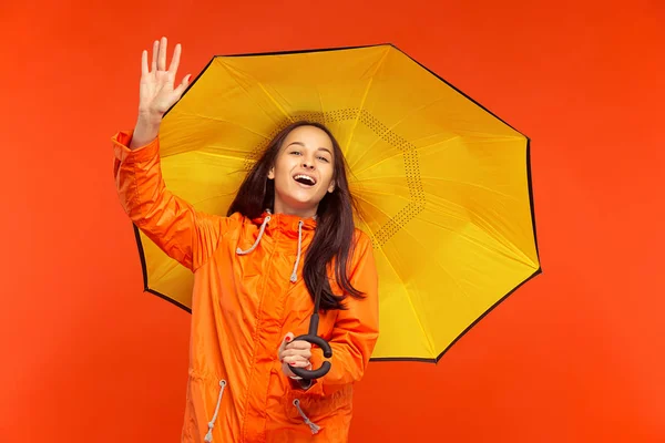 La joven posando en el estudio en chaqueta de otoño aislado en rojo —  Fotos de Stock