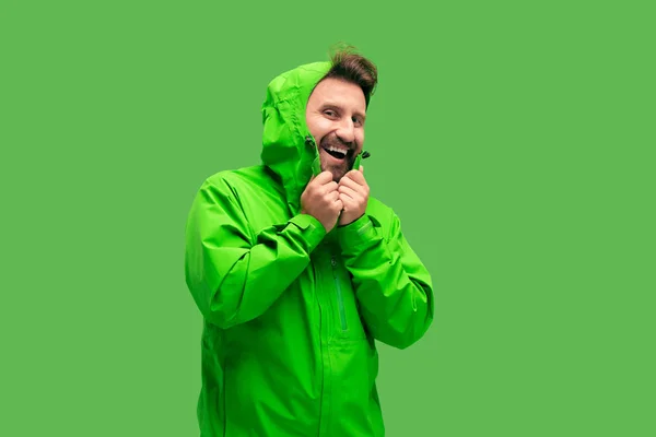 Yeşil izole kamera bakarak sakallı yakışıklı genç — Stok fotoğraf