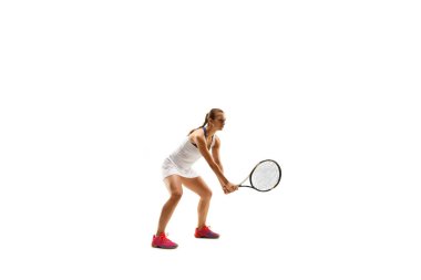 Yetişkin bir kadın tenis oynuyor. Beyaz ateş studio.