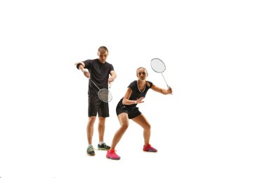 beyaz izole badminton raketleri ile oynayan çift