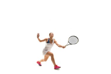 Yetişkin bir kadın tenis oynuyor. Beyaz ateş studio.