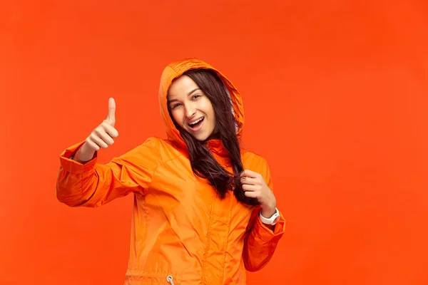 La joven posando en el estudio en chaqueta de otoño aislado en rojo —  Fotos de Stock