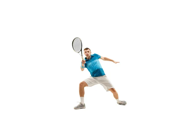 Un hombre caucásico jugando al tenis aislado sobre fondo blanco —  Fotos de Stock