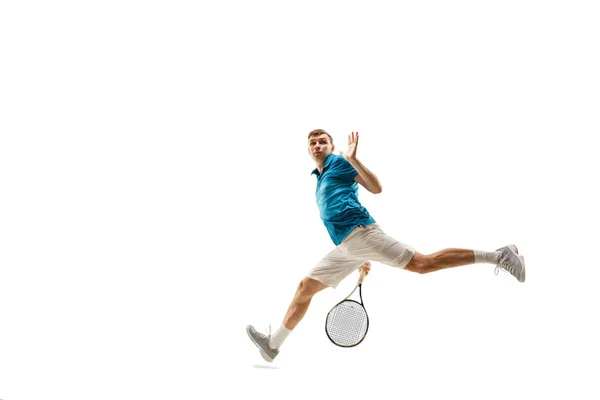 Ein kaukasischer Mann spielt Tennisspieler isoliert auf weißem Hintergrund — Stockfoto