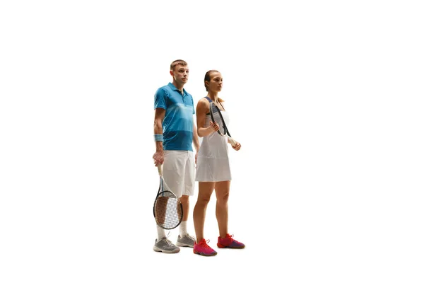 Homme et femme caucasiens comme joueurs de tennis posant isolé sur fond blanc — Photo