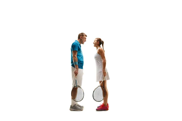 Kaukasische Männer und Frauen als Tennisspieler posieren isoliert auf weißem Hintergrund — Stockfoto
