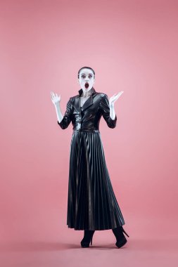 Cadılar Bayramı. Parlak siyah Cadılar Bayramı makyaj, siyah ve beyaz ile güzel kadın