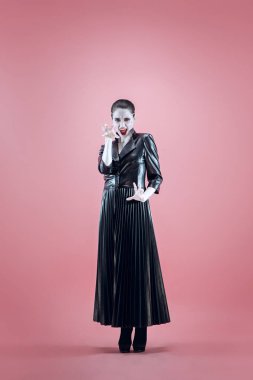 Cadılar Bayramı. Parlak siyah Cadılar Bayramı makyaj, siyah ve beyaz ile güzel kadın