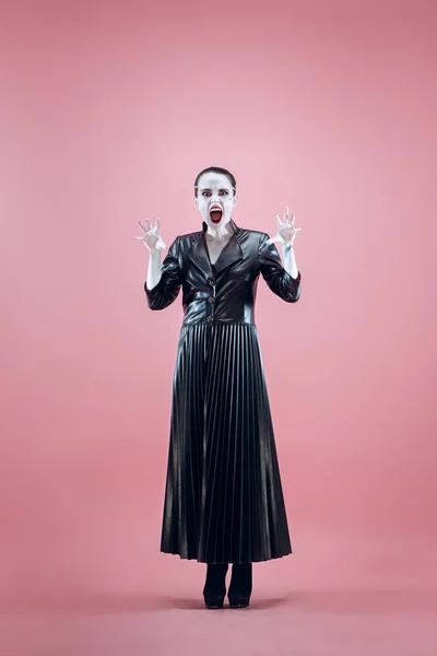 Dia das Bruxas. Mulher bonita com maquiagem halloween preto brilhante, preto e branco — Fotografia de Stock