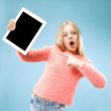 Küçük kız mavi zemin üzerine tablet ile