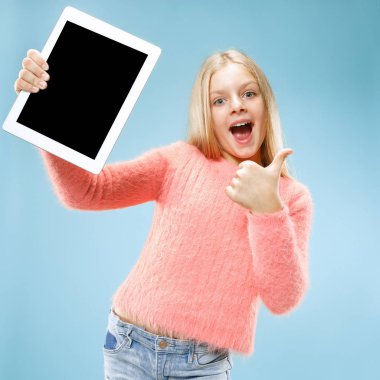 Küçük kız mavi zemin üzerine tablet ile