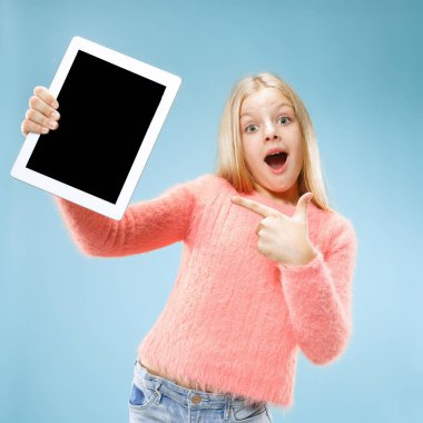 Küçük kız mavi zemin üzerine tablet ile
