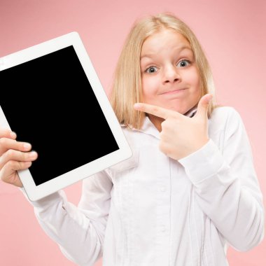 Küçük kız pembe bir arka plan üzerinde tablet ile
