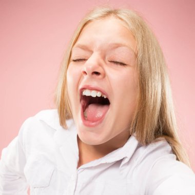 Pembe genç sıradan genç kız stüdyoda bağırarak izole